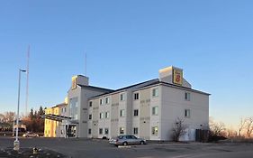 Super 8 By Wyndham Estevan